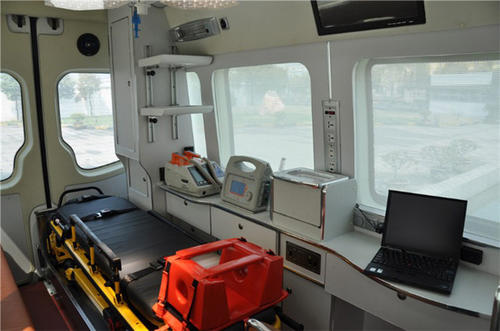 凤山县救护车内部